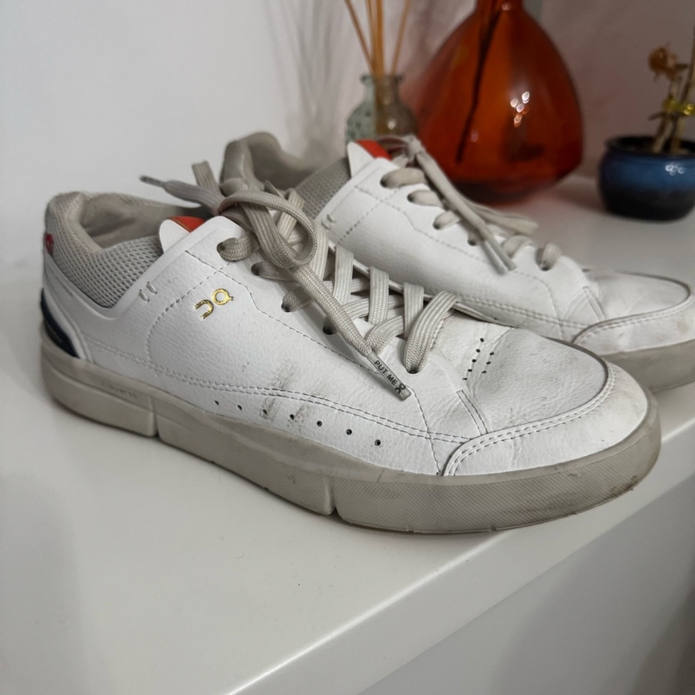On THE ROGER Centre Court Tennis Sneaker size 8. Like new, excellent condition. - Picture 3 of 7